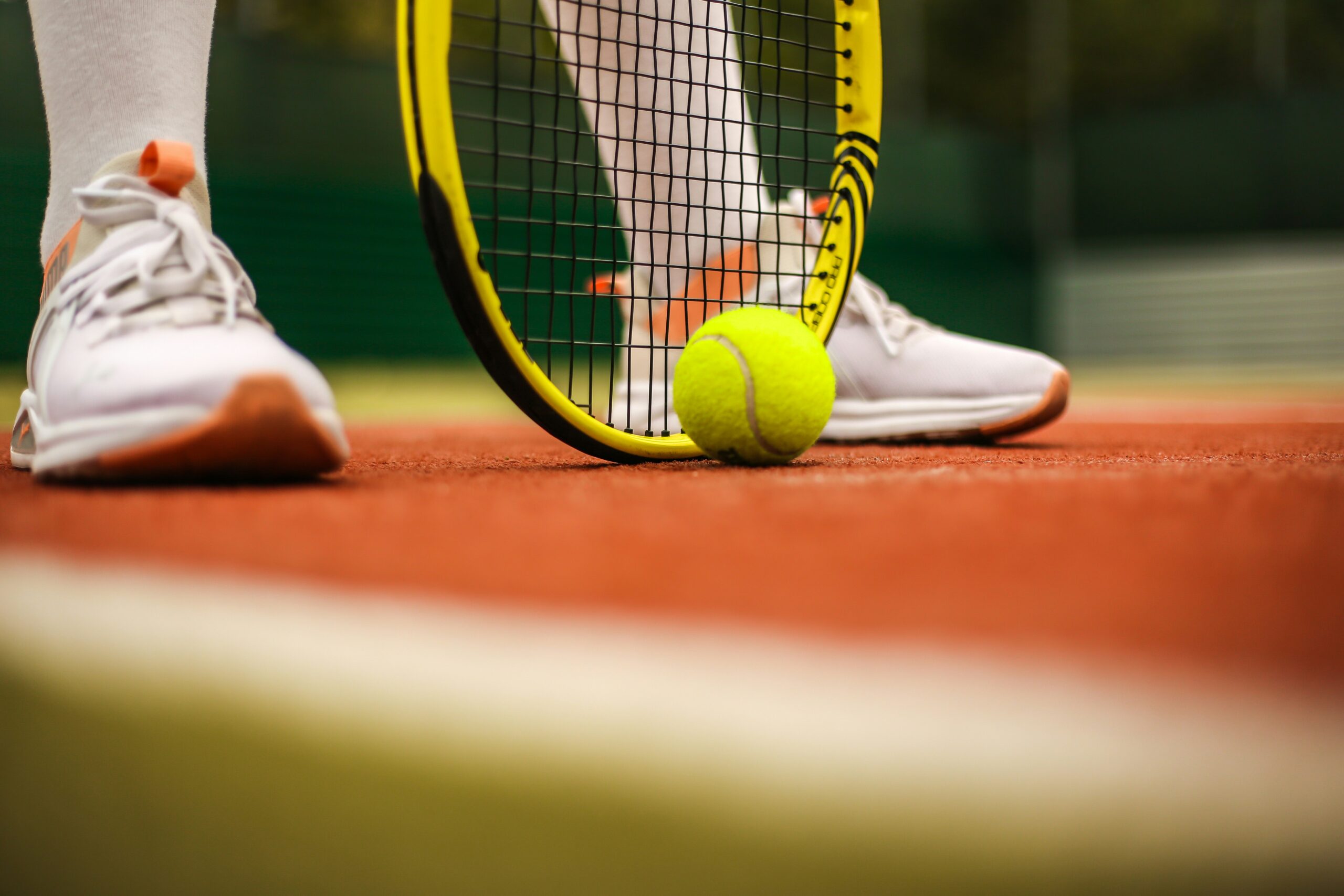 Viele Kinder auf dem Tennisplatz beim WarmUp