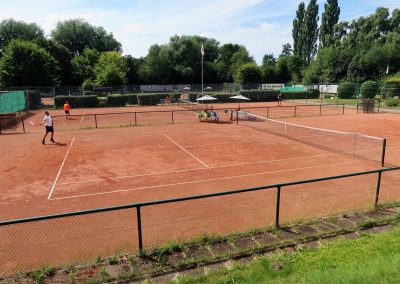 Foto eines Tennisspielers der Farmsen Open beim Aufschlag aus der Ferne